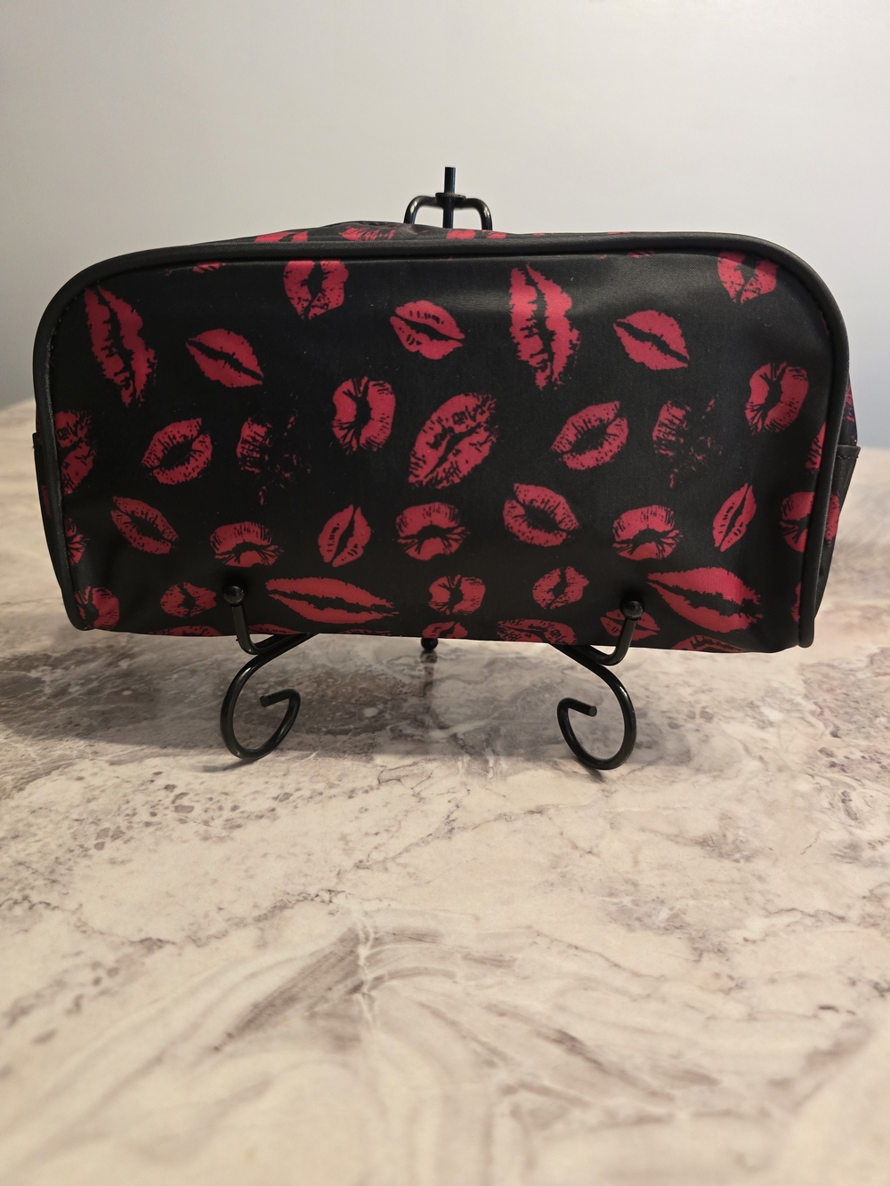 Lip Gloss & Hair Clip Set with Black & Pink Kiss Print Cosmetic Bag - Picture 2 of 9